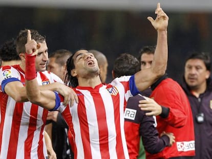 Falcao festeja su gol a la Real Sociedad.