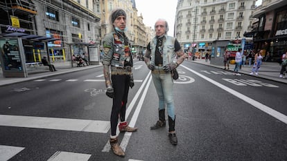 Emilio (izquierda) y José, los dos icónicos hermanos gemelos con su estilo heavy en la Gran Vía, donde pasan los días desde hace veinte años.