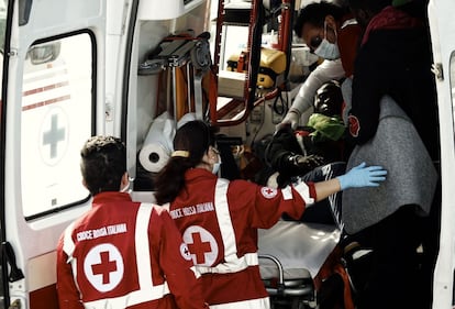 Un ganiano que llegó al Dignity junto a sus dos hermanos en estado de 'shock' es trasladado en ambulancia por la Cruz Roja italiana. Lleva dos días sin hablar y casi sin moverse pero siempre, día y noche, al abrigo de sus dos hermanos que se jugaron la vida con él para huir de Libia, país en el que vivieron durante cuatro años y cuya situación ya no aguantaban más.