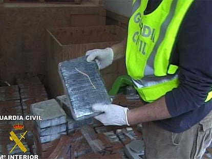 Un miembro de la UCO revisa un paquete de la cocaína incautada.