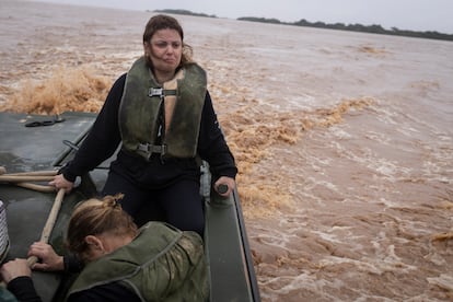 Celine Machado, de 33 años, es rescatada junto a su madre por el ejército brasileño en el lago Guaíba, luego de una crecida del río debido a la lluvia.