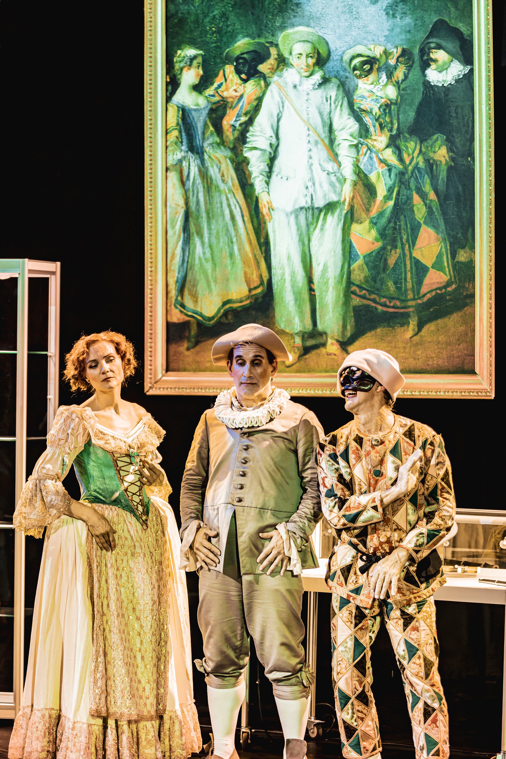 Jūratė Širvytė (Innamorata), Adrian Schvarzstein (Pierrot) y Arlecchino (Enrico Bonavera) componiendo un 'tableau vivant' a partir del famoso cuadro de Nicolas Lancret que representa a varios actores de la 'commedia dell'arte' (detrás de ellos), una de las pasiones de Federico el Grande, un protector incansable de la cultura en todas sus manifestaciones.