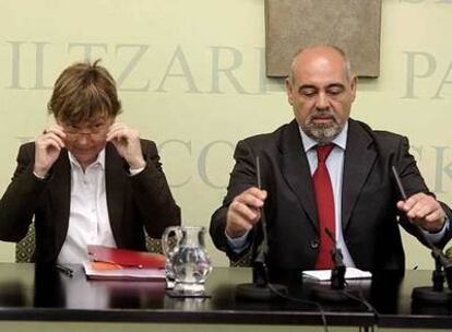 Gemma Zabaleta y José Antonio Pastor presentaron su iniciativa en el Parlamento.