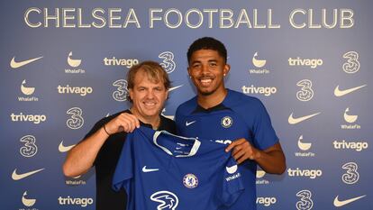 Wesley Fofana, fichado por el Chelsea a cambio de 87 millones, junto a Todd Boehly en su presentación este miércoles.