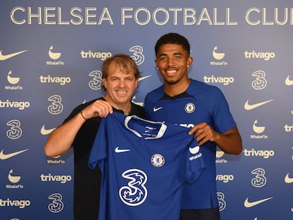 Wesley Fofana, fichado por el Chelsea a cambio de 87 millones, junto a Todd Boehly en su presentación este miércoles.