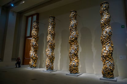 Un fotógrafo toma una imagen junto a las Columnas Salomónicas durante la presentación del proyecto museístico de las colecciones reales en Madrid.