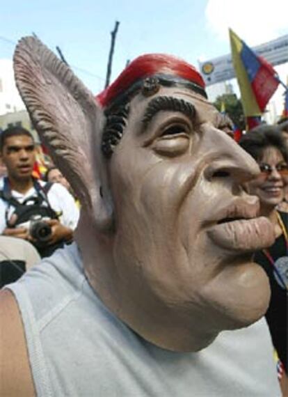 Un manifestante con una máscara que caricaturiza a Hugo Chávez, ayer, durante una marcha de protesta contra el presidente venezolano.