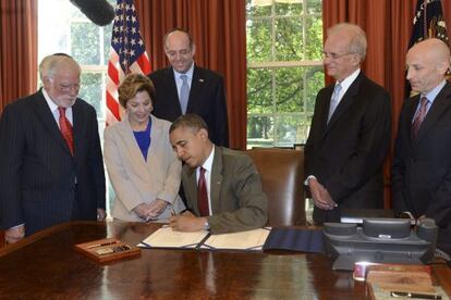 Obama firma la ley de ayuda militar a Israel.