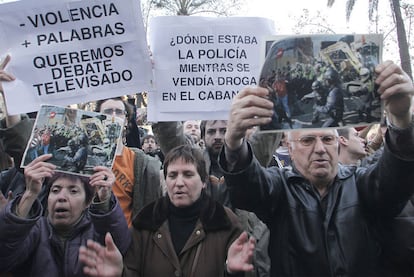 Varios manifestantes protestaron el viernes por la acción de la policía en El Cabanyal.