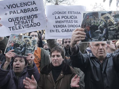 Varios manifestantes protestaron el viernes por la acción de la policía en El Cabanyal.