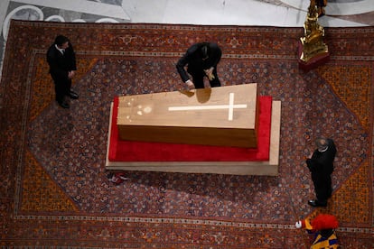La ceremonia de cierre del féretro con el cuerpo del difunto papa Francisco, en la basílica de San Pedro.