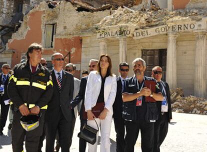 Carla Bruni, durante su visita a L&#39;Aquila.