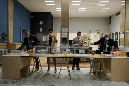 Los encargados del recuento de votos, en el Ayuntamiento de Don Benito.