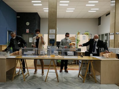 Los encargados del recuento, en el Ayuntamiento de Don Benito, durante la votación por la fusión con Villanueva de la Serena.