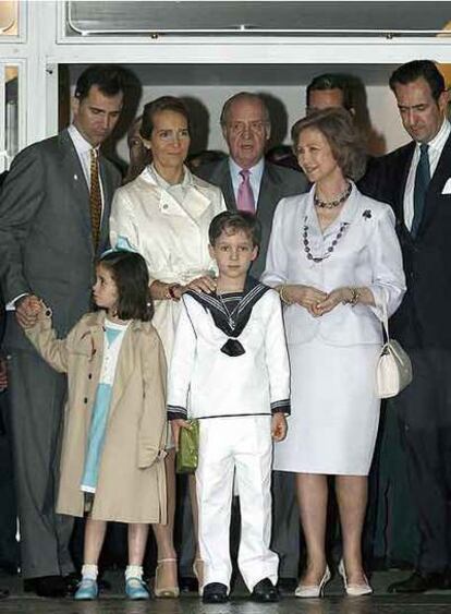 Felipe, con sus padres, su hermana Victoria, los Reyes y el Príncipe.