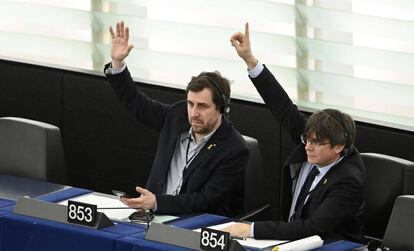 Puigdemont y Comín en el pleno del Parlamento Europeo de Estrasburgo, este lunes.