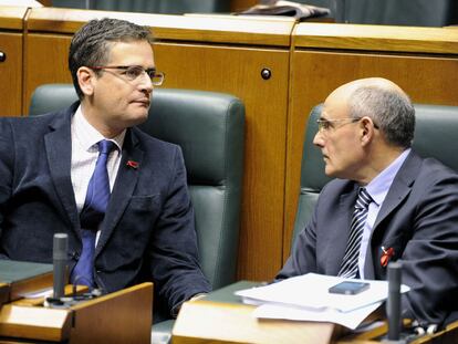 Antonio Basagoiti (izquierda) habla con el consejero de Sanidad, Rafael Bengoa, en un momento del pleno parlamentario de ayer.