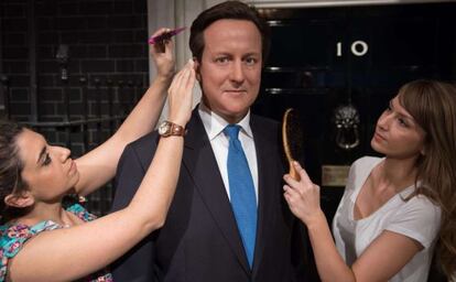 Estilistas preparan la figura de cera del primer ministro británico, David Cameron, que será expuesta en museo de cera de Londres.