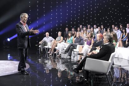 Jesús Hermida (de pie) en el programa especial 'Regreso a la Luna' emitido por TVE-1 en 2009. 