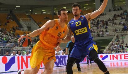 Víctor Claver y Joe Alexander, del Maccabi de Tel Aviv, en un partido de pretemporada.