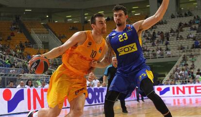 V&iacute;ctor Claver y Joe Alexander, del Maccabi de Tel Aviv, en un partido de pretemporada. 