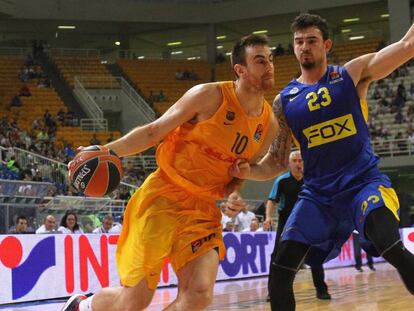 V&iacute;ctor Claver y Joe Alexander, del Maccabi de Tel Aviv, en un partido de pretemporada. 