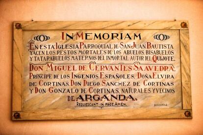 Lápida en la iglesia de San Juan Bautista, en Arganda del Rey, de la familia de Cervantes.