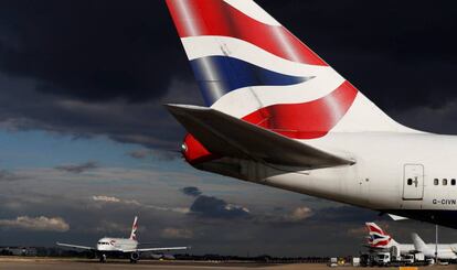 Un avi&oacute;n de British Airways, en el aeropuerto de Heathrow.