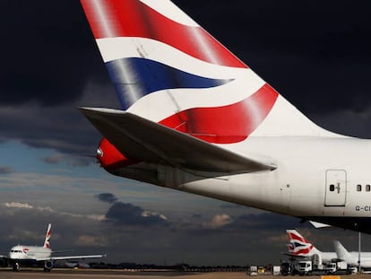 Un avi&oacute;n de British Airways, en el aeropuerto de Heathrow.