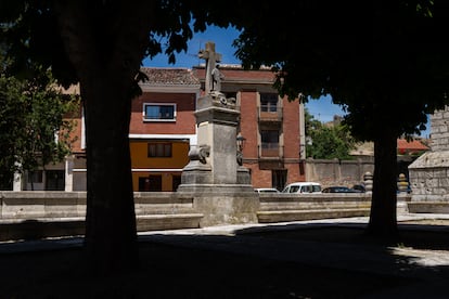 La cruz de los caídos de Dueñas (Palencia), junto a la iglesia de Santa María de la Asunción.