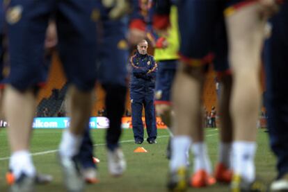 Del Bosque observa a sus jugadores durante el entrenamiento de ayer en Johanesburgo