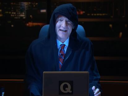 El cómico Bill Maher, caracterizado como Q, el líder de QAnon, en su programa 'Real Time'
