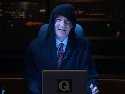 El cómico Bill Maher, caracterizado como Q, el líder de QAnon, en su programa 'Real Time'