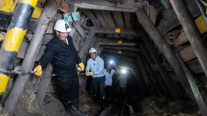 Gustavo Petro durante una visita a una mina de carbón, en Paipa (Boyacá), el 6 de junio de 2022.