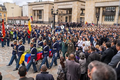 El acto contó con la presencia de familiares y amigos del político asesinado, congresistas, líderes políticos y expresidentes.