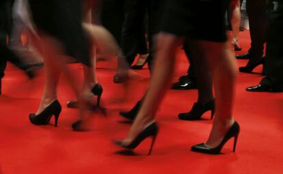 Asistentes a la proyección de la película 'The Rover' caminan por la alfombra roja del Festival de Cannes, Francia. 18 de mayo de 2014.