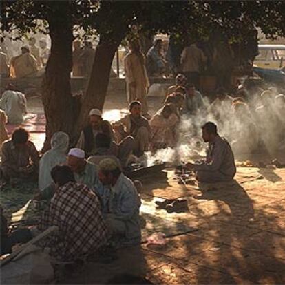 Un grupo de afganos sin empleo esperaba esta mañana en una plaza de Kabul para lograr un trabajo temporal.
