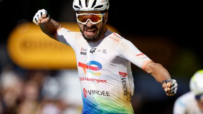 Turgis festeja el triunfo de etapa en el Tour de Francia.