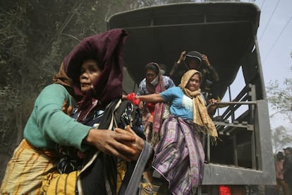 Familiares de una de las víctimas de la última erupción del Monte Sinabung, se reúnen para su funeral en Guru Kinayan, Sumatra del Norte (Indonesia).