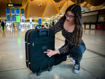 Karla E. Z. mostraba el 11 de mayo la parte trasera de su equipaje, en cuyo bolsillo fue hallada el arma que ella sostiene que no es suya, en el aeropuerto de Madrid-Barajas.