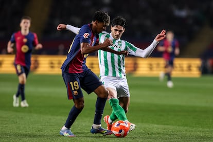 Lamine Yamal (izquierda) regatea ante Johnny Cardoso en el partido de Liga entre Barcelona y Betis.