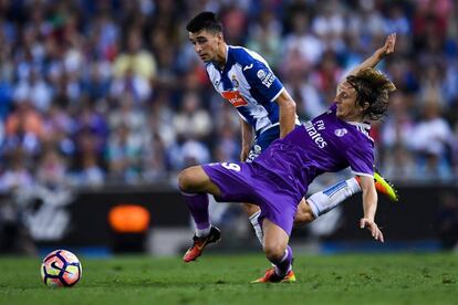 Luka Modric pierde el balón ante Marc Roca.