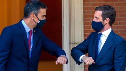 El presidente del Gobierno, Pedro Sánchez (a la izquierda), y el líder del PP, Pablo Casado, en La Moncloa en septiembre de 2020.