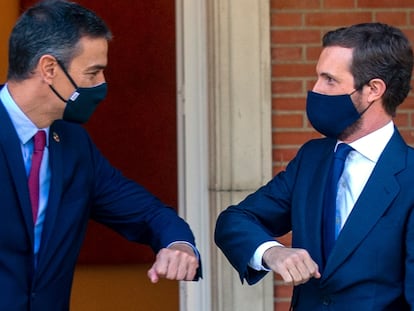 El presidente del Gobierno, Pedro Sánchez (a la izquierda), y el líder del PP, Pablo Casado, en La Moncloa en septiembre de 2020.