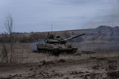 Un tanque ucranio, el lunes en el frente de Bajmut.