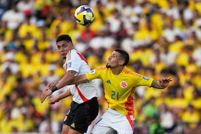 Cesar Inga de Perú y Daniel Muñooz de Colombia en el juego de clasificación al Mundial 2026 en el Estadio Metropolitano, en Barranquilla, Colombia.