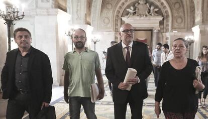 Els diputats Jordi Orobitg i Lluis Corominas de Junts pel Si i de la CUP Gabriela Serra i Benet Salellas, avui, al Parlament