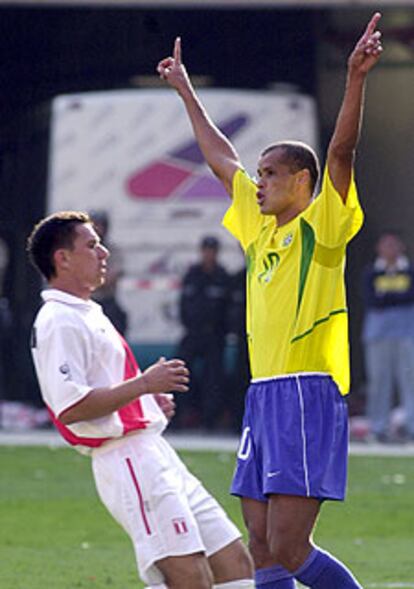 Rivaldo celebra su gol delante del peruano Rebosio.