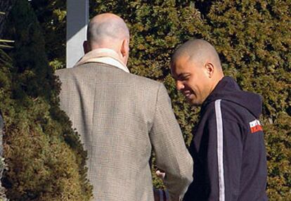 Ronaldo, junto al doctor Del Corral, ayer a la llegada a la clínica madrileña donde fue examinado.