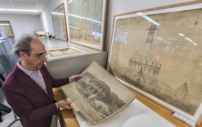 Juanjosé Lahuerta mostrant una fotografia del Park Güell.